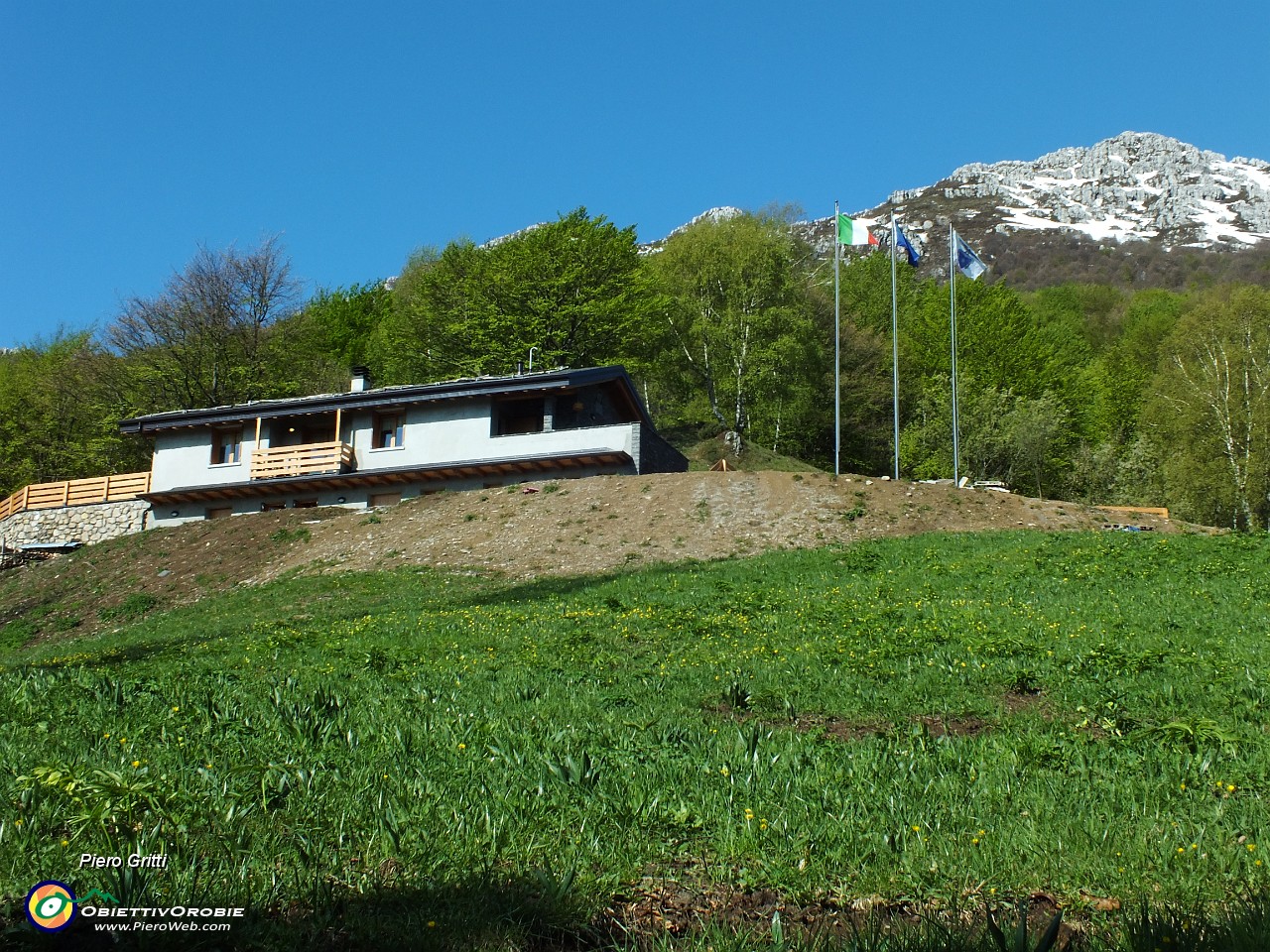 13 Passiamo dal nuovo Rif. Resegone (1265 m).JPG